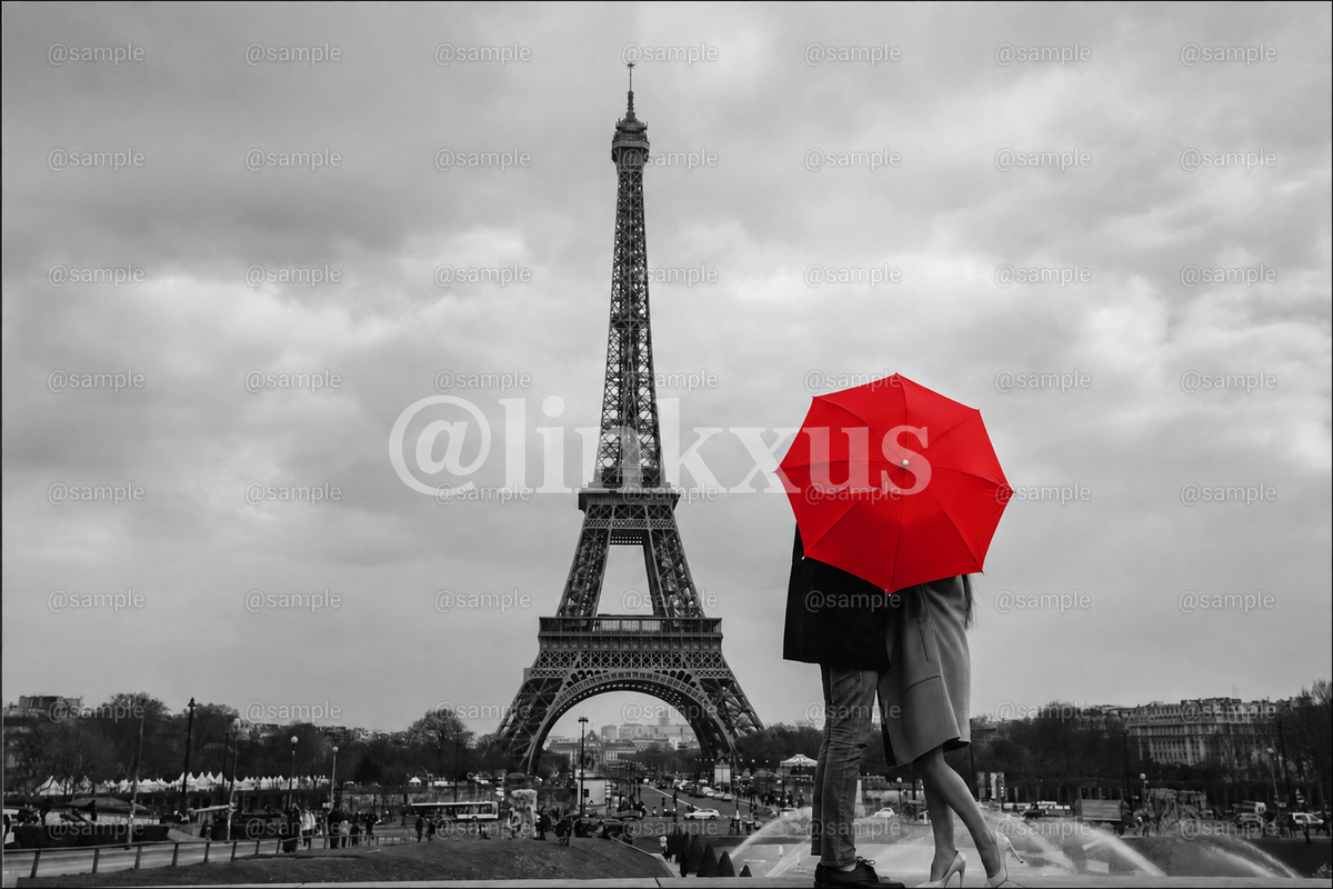COUPLE IN EIFFEL TOWER