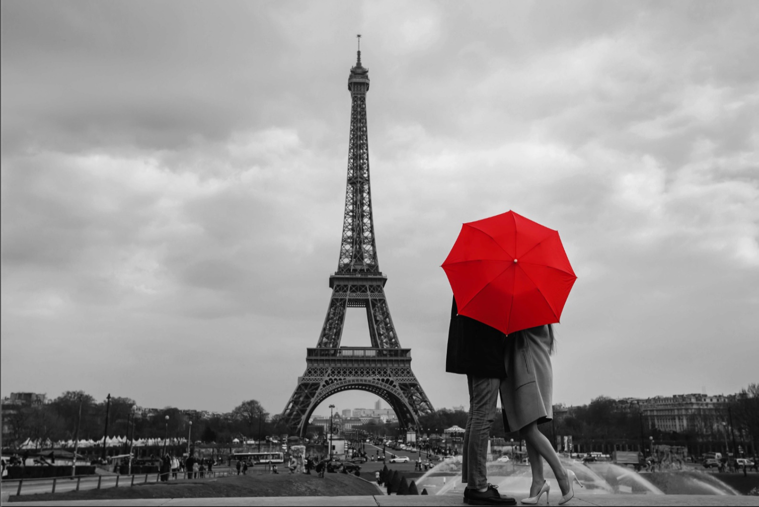 COUPLE IN EIFFEL TOWER